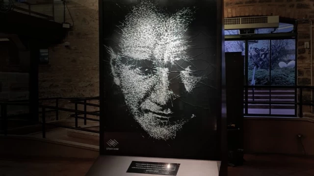 Cam Atatürk portresi Rahmi M. Koç Müzesi’nde sergileniyor