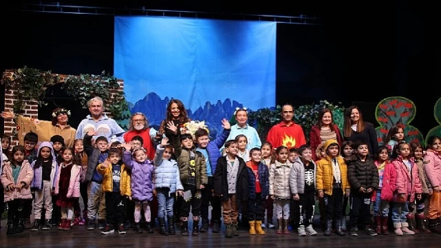 Aydın Büyükşehir Belediyesi Şehir Tiyatrosu çocuklar için de perdelerini açtı