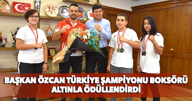 Başkan Özcan Türkiye Şampiyonu boksörü altınla ödüllendirdi