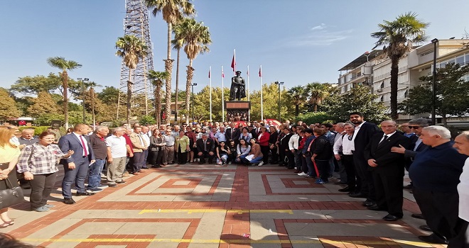 Nazilli'de CHP ve ADD Atatürk Anıtı'na çelenk sundu